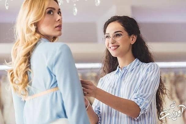 کمک از از خیاط برای اندازه لباس ها کمک از از خیاط
